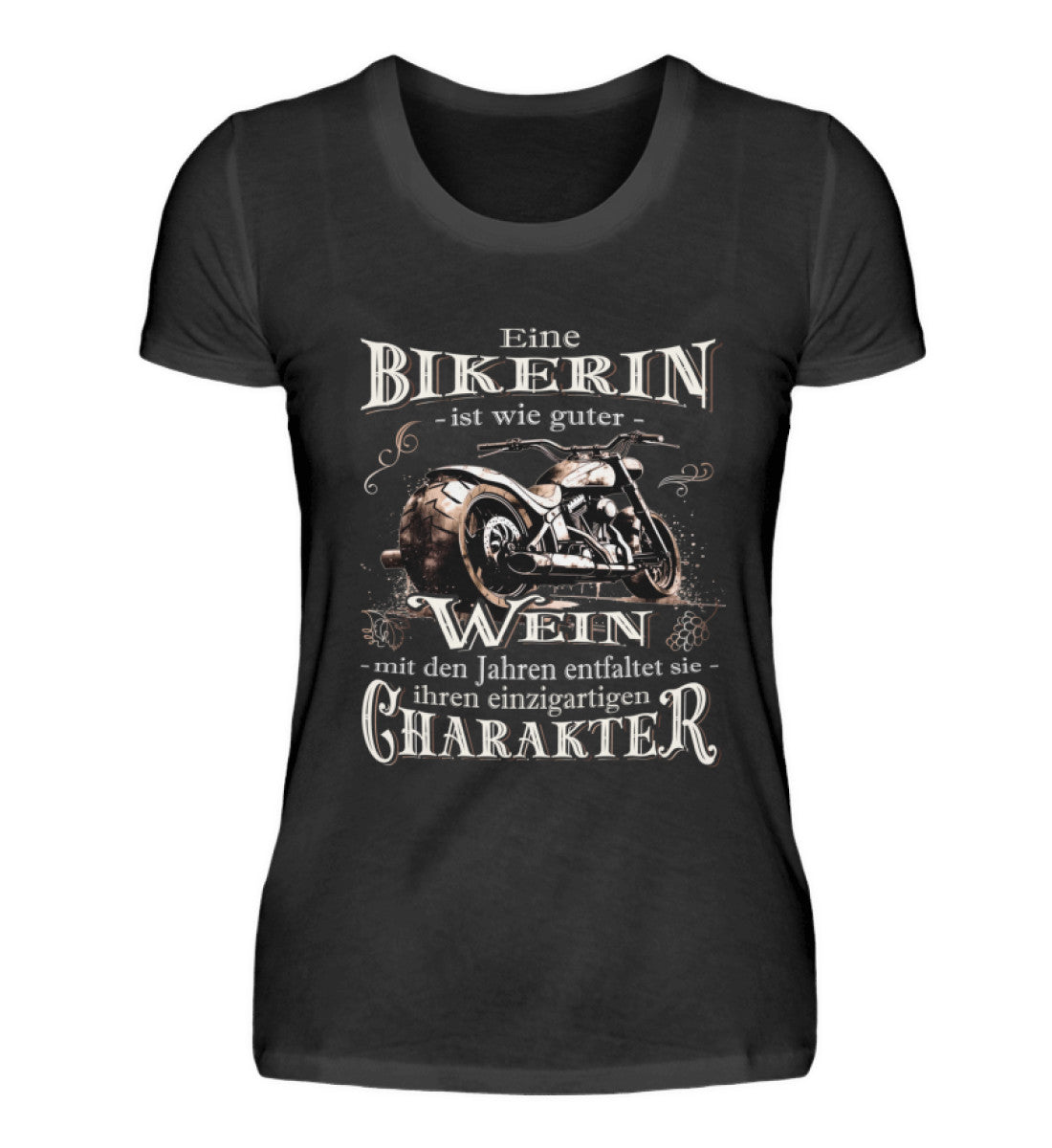 Ein Bikerin T-Shirt für Motorradfahrerinnen von Wingbikers mit dem Aufdruck, Eine Bikerin ist wie guter Wein - mit den Jahren entfaltet sie ihren einzigartigen Charakter - in schwarz.