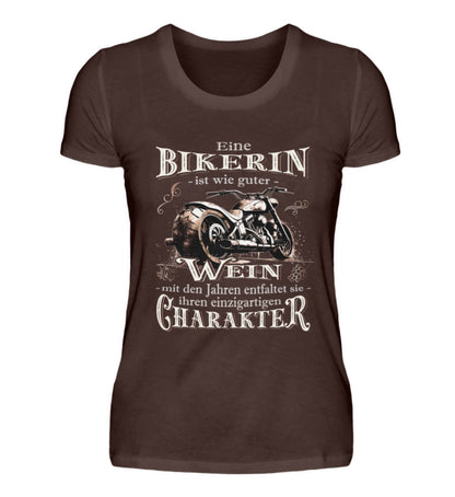 Ein Bikerin T-Shirt für Motorradfahrerinnen von Wingbikers mit dem Aufdruck, Eine Bikerin ist wie guter Wein - mit den Jahren entfaltet sie ihren einzigartigen Charakter - in braun.
