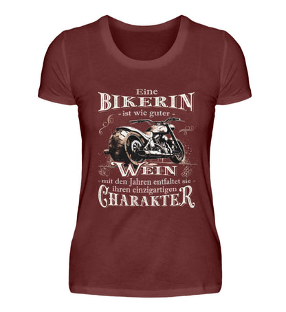 Ein Bikerin T-Shirt für Motorradfahrerinnen von Wingbikers mit dem Aufdruck, Eine Bikerin ist wie guter Wein - mit den Jahren entfaltet sie ihren einzigartigen Charakter - in weinrot.