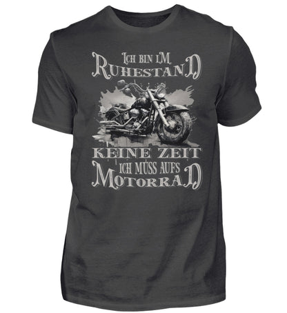 Ein Biker T-Shirt für Motorradfahrer von Wingbikers mit dem Aufdruck, Ich bin im Ruhestand - Keine Zeit - Ich muss aufs Motorrad, in dunkelgrau.