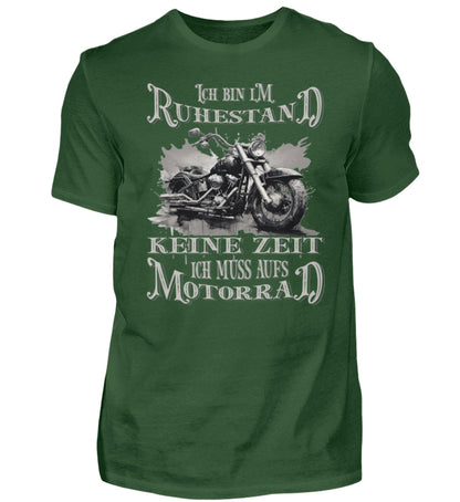 Ein Biker T-Shirt für Motorradfahrer von Wingbikers mit dem Aufdruck, Ich bin im Ruhestand - Keine Zeit - Ich muss aufs Motorrad, in dunkelgrün.