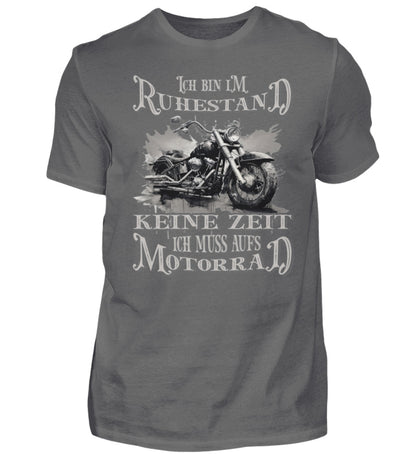 Ein Biker T-Shirt für Motorradfahrer von Wingbikers mit dem Aufdruck, Ich bin im Ruhestand - Keine Zeit - Ich muss aufs Motorrad, in dunkelgrau.