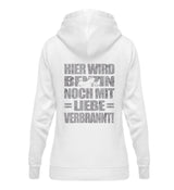 Ein Bikerin Hoodie für Motorradfahrerinnen von Wingbikers mit dem Aufdruck, Hier wird Benzin noch mit Liebe verbrannt - mit Back Print, in weiß.