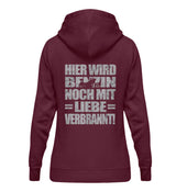 Ein Bikerin Hoodie für Motorradfahrerinnen von Wingbikers mit dem Aufdruck, Hier wird Benzin noch mit Liebe verbrannt - mit Back Print, in burgunder weinrot.