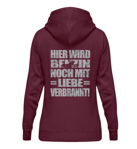 Ein Bikerin Hoodie für Motorradfahrerinnen von Wingbikers mit dem Aufdruck, Hier wird Benzin noch mit Liebe verbrannt - mit Back Print, in burgunder weinrot.