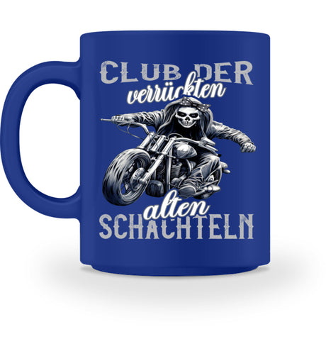 Eine Tasse für Motorradfahrerinnen von Wingbikers mit dem beidseitigen Aufdruck, Club der verrückten alten Schachteln, in blau.