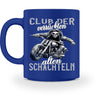 Eine Tasse für Motorradfahrerinnen von Wingbikers mit dem beidseitigen Aufdruck, Club der verrückten alten Schachteln, in blau.