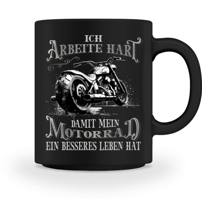 Ein Tasse für Motorradfahrer mit dem beidseitigen Aufdruck, Ich arbeite hart, damit mein Motorrad ein besseres Leben hat, in schwarz.
