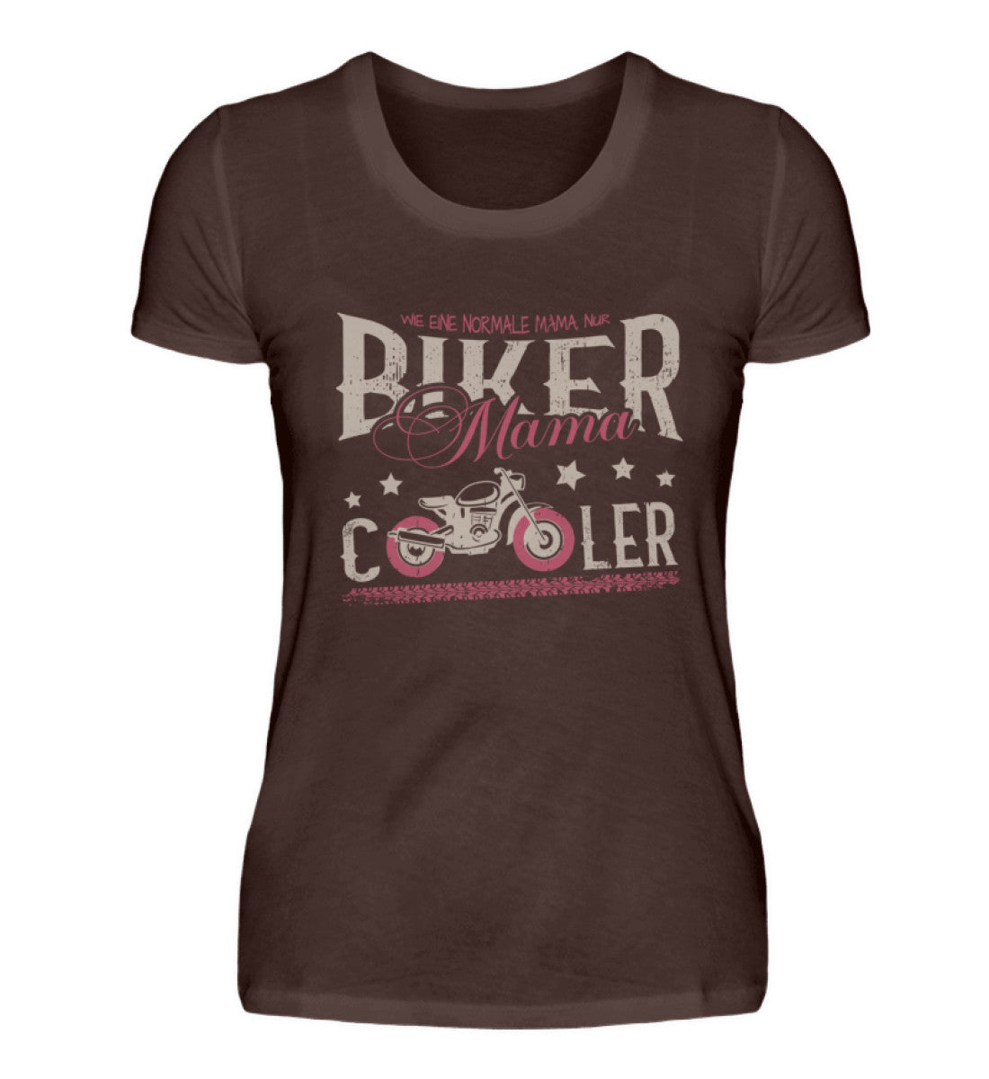 Ein T-Shirt für Motorradfahrende Mütter von Wingbikers mit dem Aufdruck, Biker Mama - wie eine normale Mama, nur cooler - in braun.