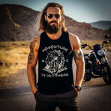 Ein Motorradfahrer mit einem Tanktop von Wingbikers mit dem Aufdruck, Adventure Is Out There, in schwarz.