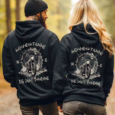 Motorradfahrer mit einer Reißverschluss-Jacke von Wingbikers mit dem Aufdruck, Adventure Is Out There, in schwarz.