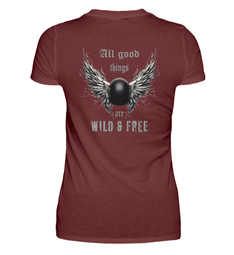 Ein T-Shirt für Motorradfahrerinnen von Wingbikers mit dem Aufdruck, All good things are wild & free - mit Back Print, in weinrot. 
