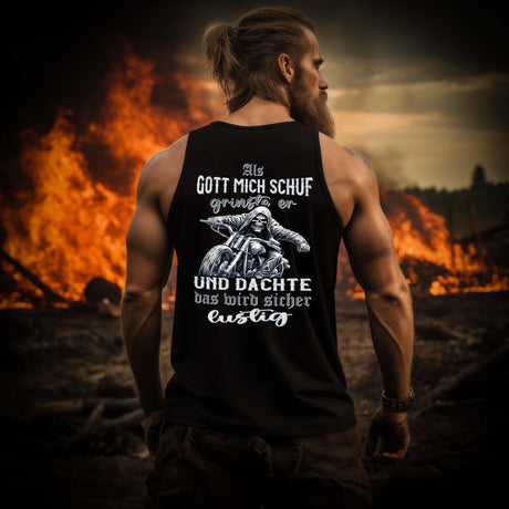 Ein Biker mit einem Tanktop für Motorradfahrer von Wingbikers mit dem Aufdruck, Als Gott mich schuf grinste er und dachte, das wird sicher lustig! mit Back Print, in schwarz. 