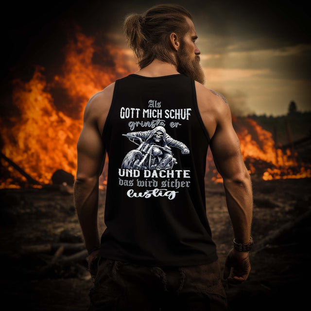 Ein Biker mit einem Tanktop für Motorradfahrer von Wingbikers mit dem Aufdruck, Als Gott mich schuf grinste er und dachte, das wird sicher lustig! mit Back Print, in schwarz. 