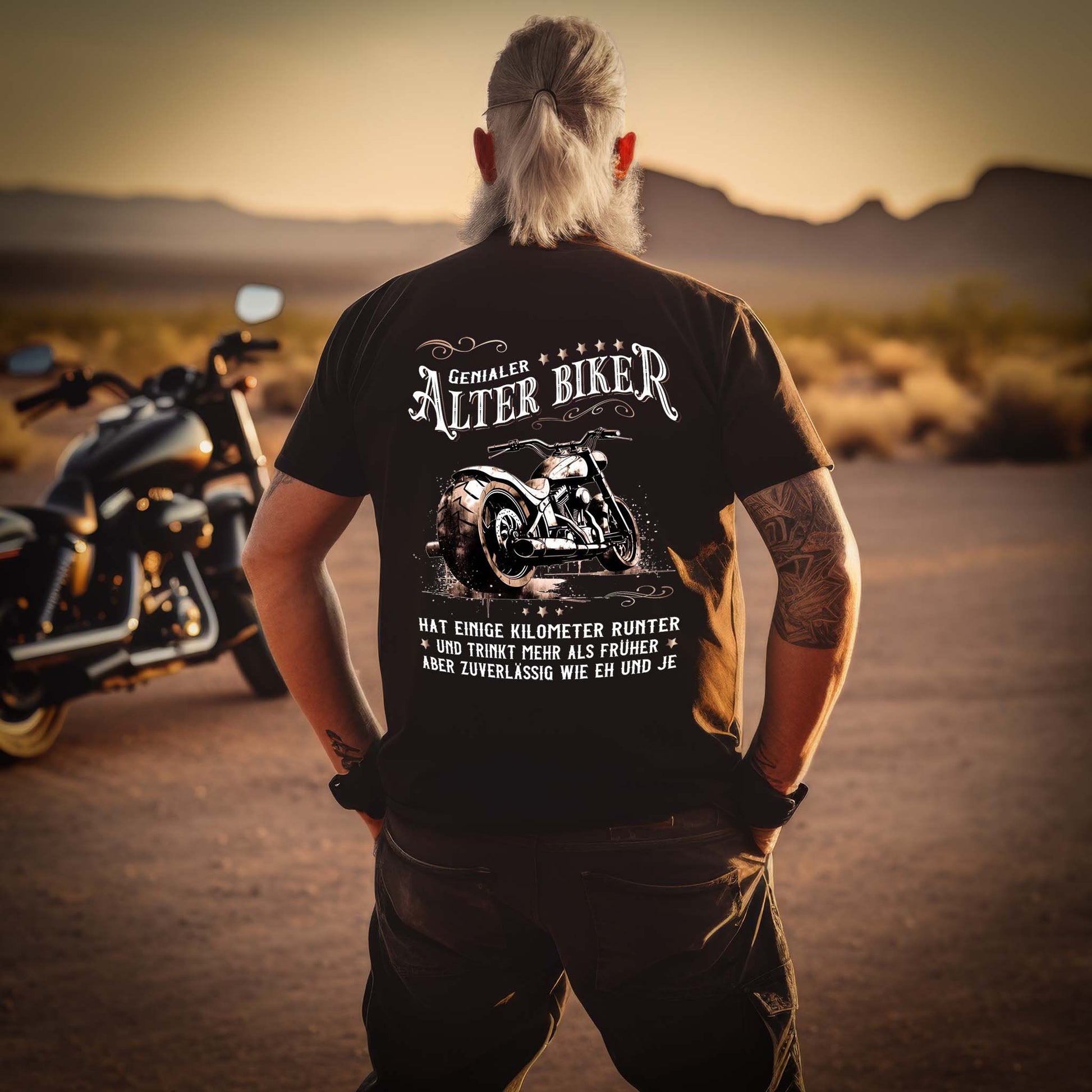 Ein Biker mit einem T-Shirt für Motorradfahrer von Wingbikers mit dem Aufdruck, Alter Biker - Einige Kilometer runter, trinkt mehr - aber zuverlässig wie eh und je - mit Back Print, in schwarz.