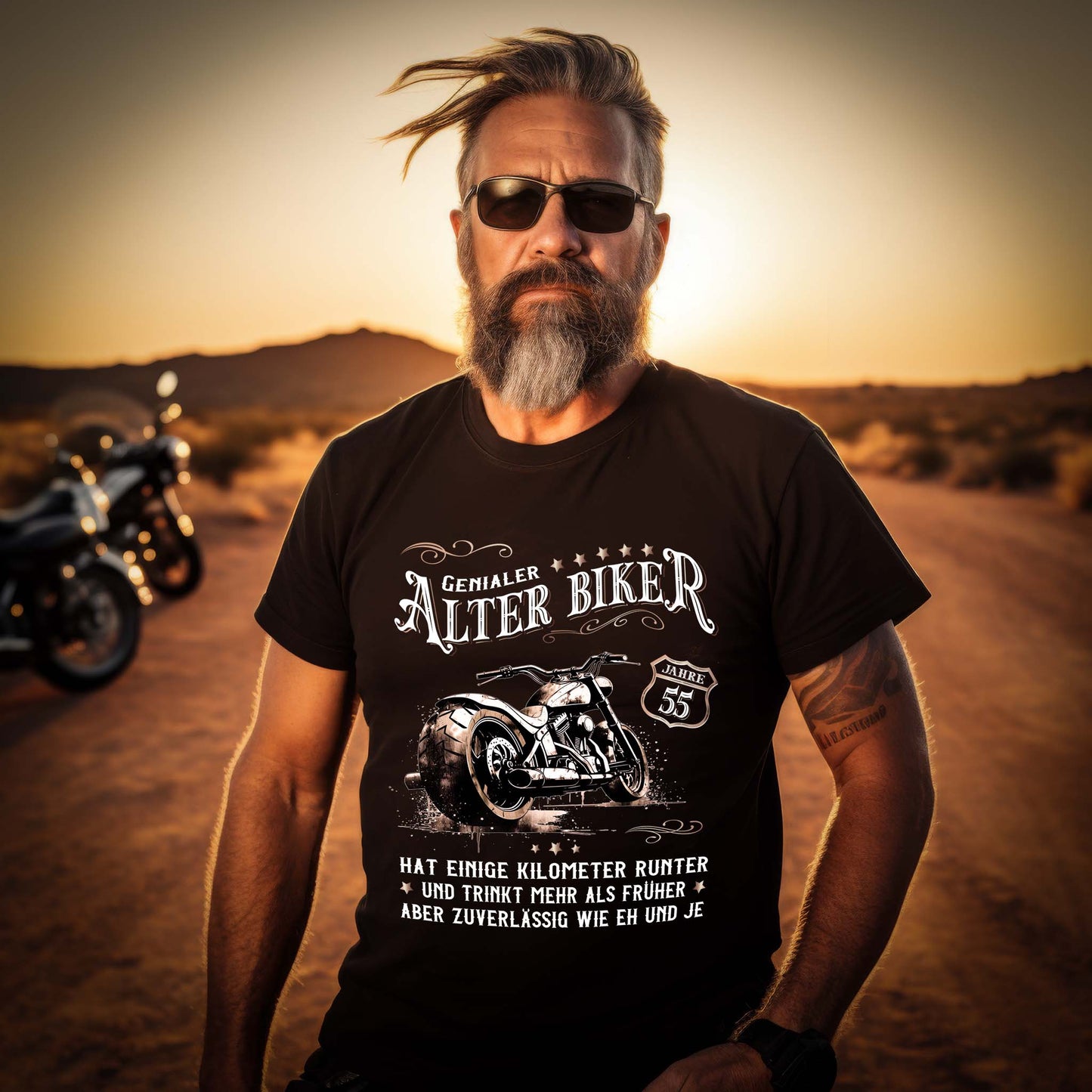 Ein Biker mit einem Geburtstags- T-Shirt für Motorradfahrer von Wingbikers mit dem Aufdruck, Alter Biker - 55 Jahre - Einige Kilometer runter, trinkt mehr - aber zuverlässig wie eh und je - in schwarz.