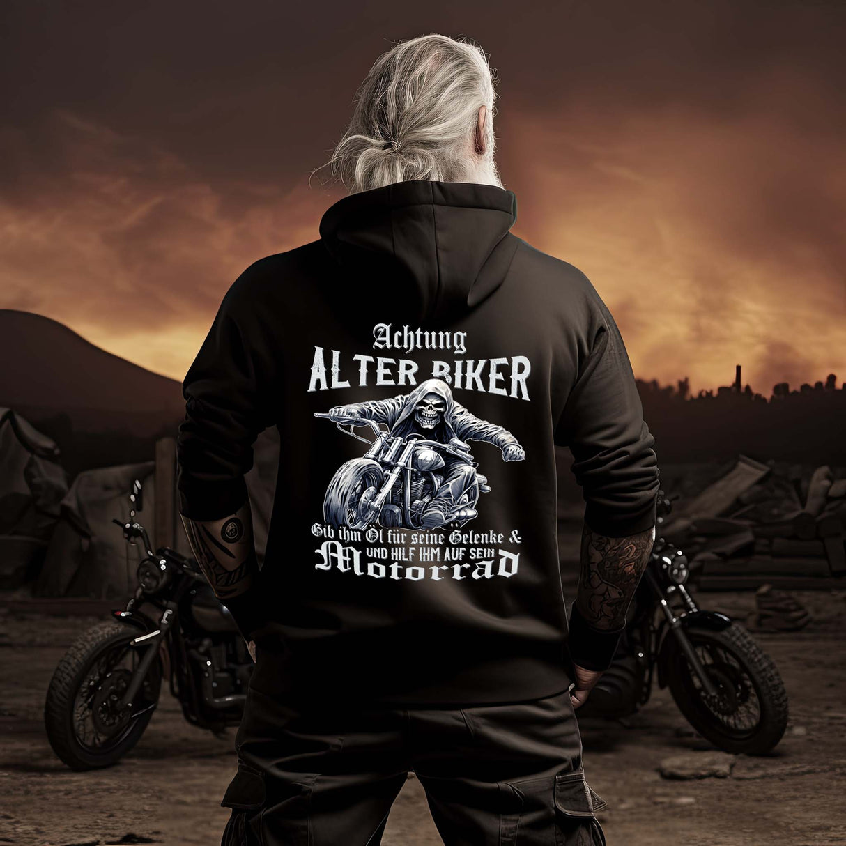 Ein Biker mit einem Hoodie für Motorradfahrer von Wingbikers mit dem Aufdruck, Achtung alter Biker - Gib ihm Öl und hilf ihm auf sein Motorrad, als Back Print - in schwarz.