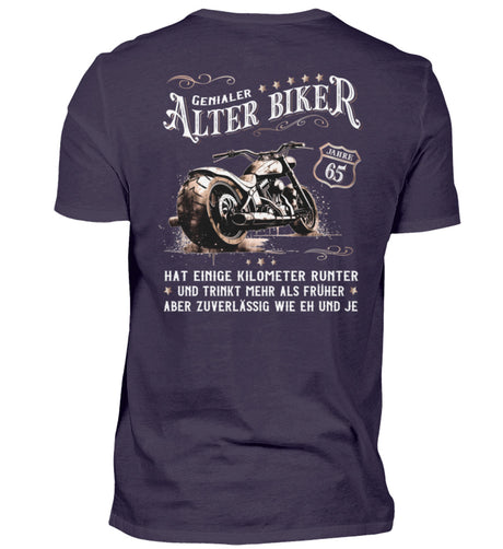 Ein Biker T-Shirt zum Geburtstag für Motorradfahrer von Wingbikers mit dem Aufdruck, Alter Biker - 65 Jahre - Einige Kilometer runter, trinkt mehr - aber zuverlässig wie eh und je - mit Back Print, in aubergine.