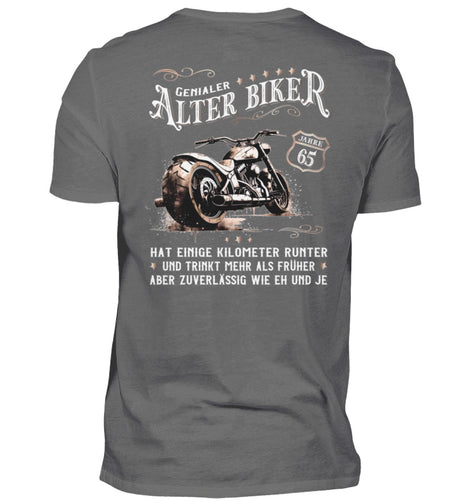 Ein Biker T-Shirt zum Geburtstag für Motorradfahrer von Wingbikers mit dem Aufdruck, Alter Biker - 65 Jahre - Einige Kilometer runter, trinkt mehr - aber zuverlässig wie eh und je - mit Back Print, in grau.