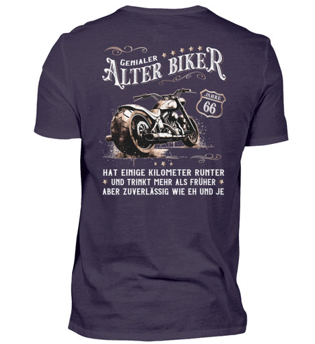 Ein Biker T-Shirt zum Geburtstag für Motorradfahrer von Wingbikers mit dem Aufdruck, Alter Biker - 66 Jahre - Einige Kilometer runter, trinkt mehr - aber zuverlässig wie eh und je - mit Back Print, in aubergine.