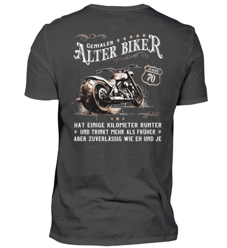 Ein Biker T-Shirt zum Geburtstag für Motorradfahrer von Wingbikers mit dem Aufdruck, Alter Biker - 70 Jahre - Einige Kilometer runter, trinkt mehr - aber zuverlässig wie eh und je - mit Back Print, in graphite.