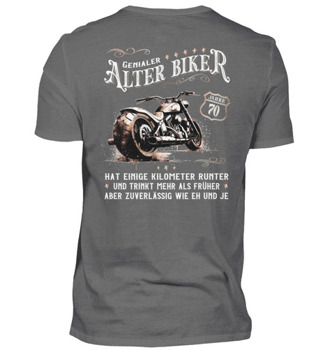 Ein Biker T-Shirt zum Geburtstag für Motorradfahrer von Wingbikers mit dem Aufdruck, Alter Biker - 70 Jahre - Einige Kilometer runter, trinkt mehr - aber zuverlässig wie eh und je - mit Back Print, in grau.