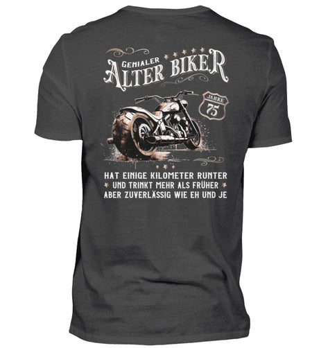 Ein Biker T-Shirt zum Geburtstag für Motorradfahrer von Wingbikers mit dem Aufdruck, Alter Biker - 75 Jahre - Einige Kilometer runter, trinkt mehr - aber zuverlässig wie eh und je - mit Back Print, in graphite.