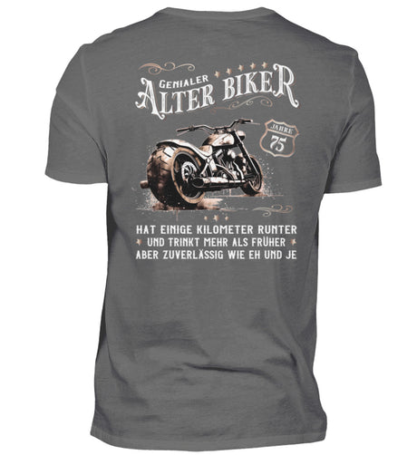 Ein Biker T-Shirt zum Geburtstag für Motorradfahrer von Wingbikers mit dem Aufdruck, Alter Biker - 75 Jahre - Einige Kilometer runter, trinkt mehr - aber zuverlässig wie eh und je - mit Back Print, in grau.