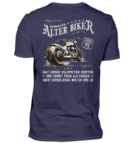Ein Biker T-Shirt zum Geburtstag für Motorradfahrer von Wingbikers mit dem Aufdruck, Alter Biker - 75 Jahre - Einige Kilometer runter, trinkt mehr - aber zuverlässig wie eh und je - mit Back Print, in navy.
