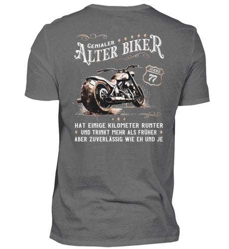 Ein Biker T-Shirt zum Geburtstag für Motorradfahrer von Wingbikers mit dem Aufdruck, Alter Biker - 77 Jahre - Einige Kilometer runter, trinkt mehr - aber zuverlässig wie eh und je - mit Back Print, in grau.
