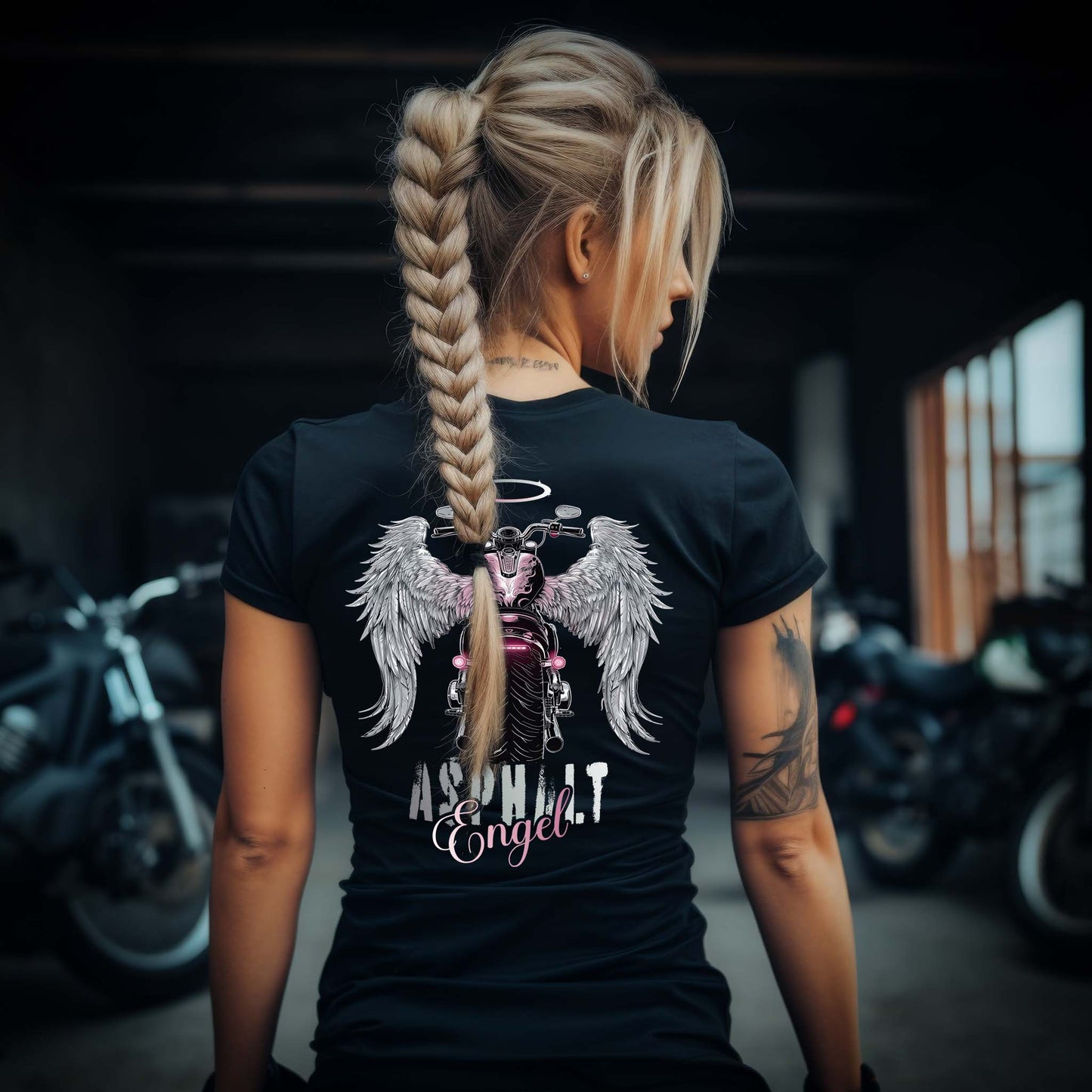 Eine Bikerin mit einem T-Shirt für Motorradfahrerinnen von Wingbikers mit dem Aufdruck, Asphalt Engel - mit Flügeln, - mit Back Print, in schwarz.