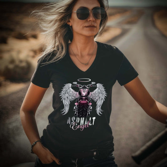 Eine Bikerin mit einem T-Shirt mit V-Ausschnitt für Motorradfahrerinnen von Wingbikers mit dem Aufdruck, Asphalt Engel - mit Flügeln, in schwarz.