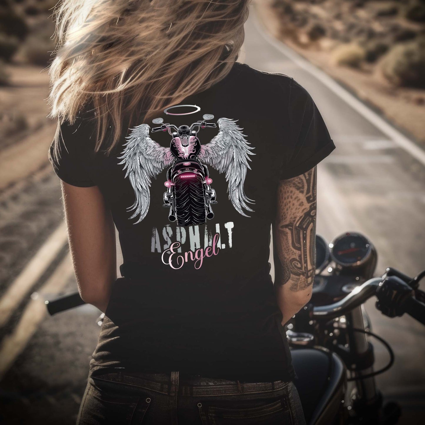 Eine Bikerin mit einem T-Shirt mit V-Ausschnitt für Motorradfahrerinnen von Wingbikers mit dem Aufdruck, Asphalt Engel - mit Flügeln - mit Back Print, in schwarz.