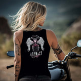 Eine Bikerin mit einem Tanktop für Motorradfahrerinnen von Wingbikers mit dem Aufdruck, Asphalt Engel - mit Flügeln als Back Print, in schwarz.