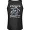 Ein Biker Tanktop für Motorradfahrer von Wingbikers mit dem Aufdruck, Leg dich nicht mit einem alten Biker an, denn ich seh nicht nur verrückt aus - mit Back Print, in schwarz.