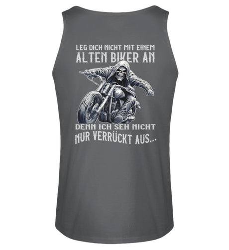 Ein Biker Tanktop für Motorradfahrer von Wingbikers mit dem Aufdruck, Leg dich nicht mit einem alten Biker an, denn ich seh nicht nur verrückt aus - mit Back Print, in dunkelgrau.