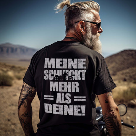 Ein Biker mit einem T-Shirt für Motorradfahrer von Wingbikers mit dem Aufdruck, Meine schluckt mehr als deine! mit einem Motorrad, als Back Print in schwarz.