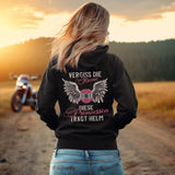 Ein Frau mit einer Reißverschluss-Jacke für Motorradfahrerinnen von Wingbikers mit dem Aufdruck, Vergiss die Krone - Diese Prinzessin trägt Helm, in schwarz.