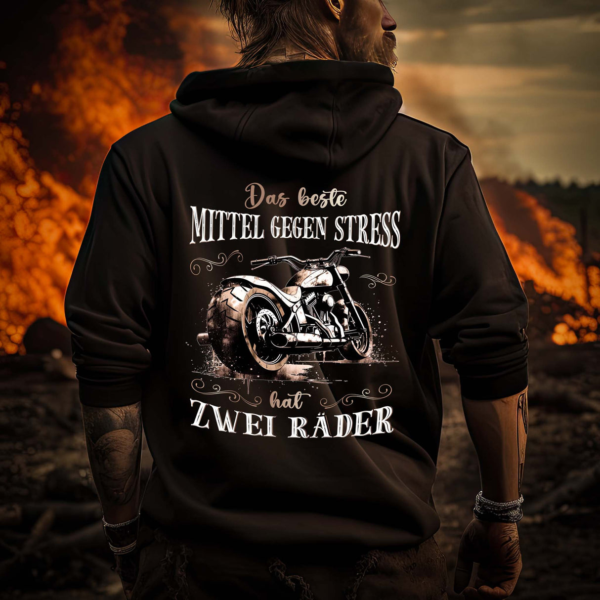 Ein Motorradfahrer mit einem Hoodie mit Back Print von Wingbikers mit dem Aufdruck, Das beste Mittel gegen Stress hat 2 Räder, in schwarz.