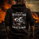 Ein Motorradfahrer mit einem Hoodie mit Back Print von Wingbikers mit dem Aufdruck, Das beste Mittel gegen Stress hat 2 Räder, in schwarz.