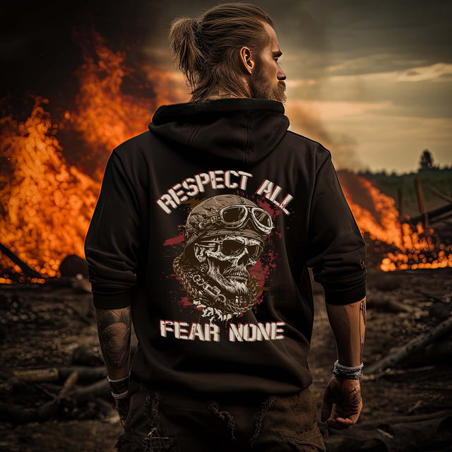 Ein Biker mit einem Hoodie für Motorradfahrer von Wingbikers mit dem Aufdruck, Respect All - Fear None, als Back Print, in schwarz.