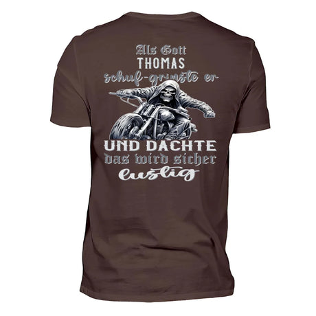 Ein mit Namen personalisierbares Biker T-Shirt für Motorradfahrer von Wingbikers mit dem Aufdruck, Als Gott mich schuf grinste er und dachte, das wird sicher lustig! - mit Back Print, in braun. 