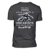 Ein mit Namen personalisierbares Biker T-Shirt für Motorradfahrer von Wingbikers mit dem Aufdruck, Als Gott mich schuf grinste er und dachte, das wird sicher lustig! - mit Back Print, in dunkelgrau. 