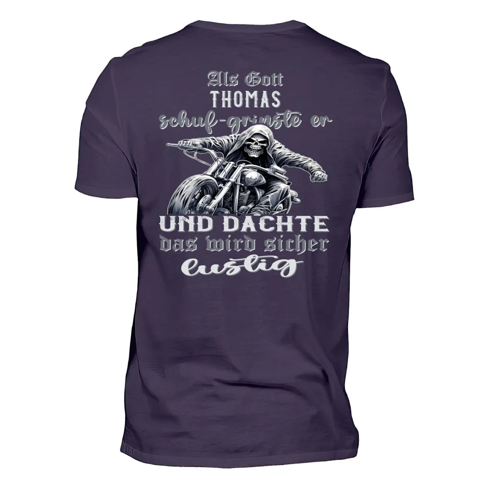 Ein mit Namen personalisierbares Biker T-Shirt für Motorradfahrer von Wingbikers mit dem Aufdruck, Als Gott mich schuf grinste er und dachte, das wird sicher lustig! - mit Back Print, in dunkelviolett. 