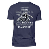 Ein mit Namen personalisierbares Biker T-Shirt für Motorradfahrer von Wingbikers mit dem Aufdruck, Als Gott mich schuf grinste er und dachte, das wird sicher lustig! - mit Back Print, in navy. 