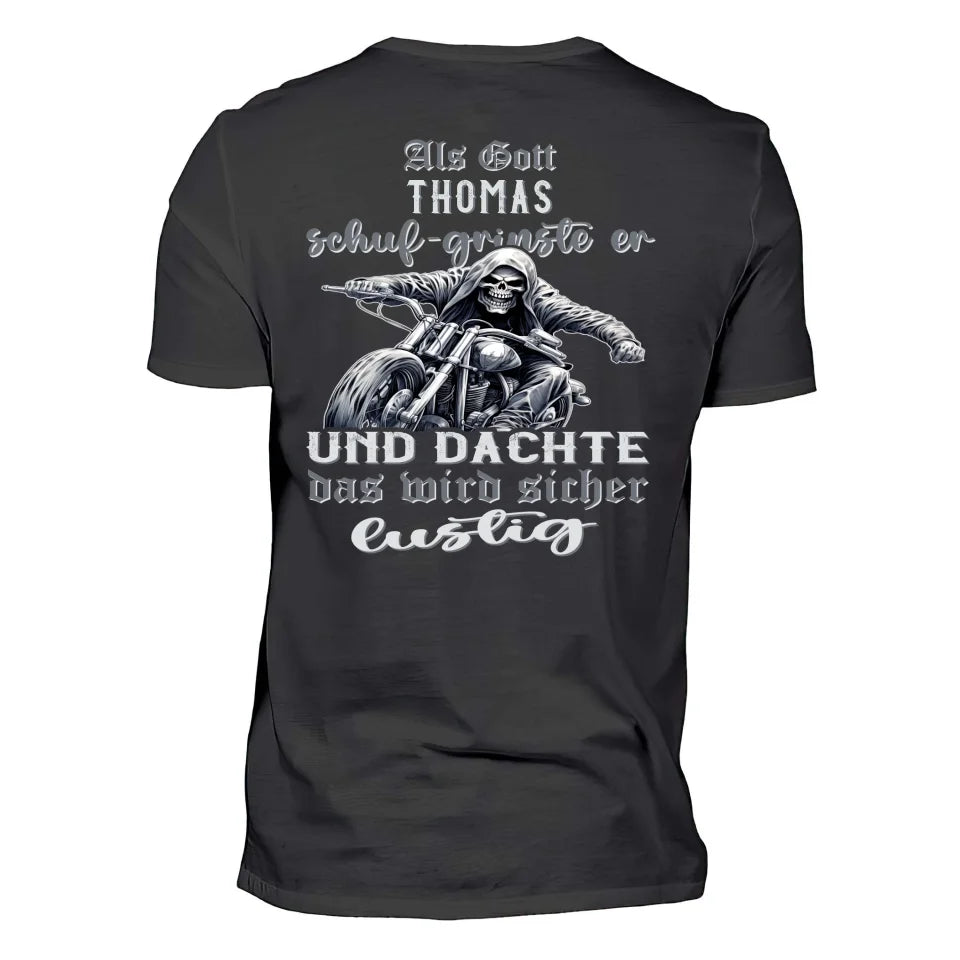 Ein mit Namen personalisierbares Biker T-Shirt für Motorradfahrer von Wingbikers mit dem Aufdruck, Als Gott mich schuf grinste er und dachte, das wird sicher lustig! - mit Back Print, in schwarz. 