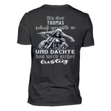 Ein mit Namen personalisierbares Biker T-Shirt für Motorradfahrer von Wingbikers mit dem Aufdruck, Als Gott mich schuf grinste er und dachte, das wird sicher lustig! - mit Back Print, in schwarz. 