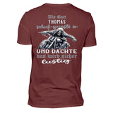 Ein mit Namen personalisierbares Biker T-Shirt für Motorradfahrer von Wingbikers mit dem Aufdruck, Als Gott mich schuf grinste er und dachte, das wird sicher lustig! - mit Back Print, in weinrot. 