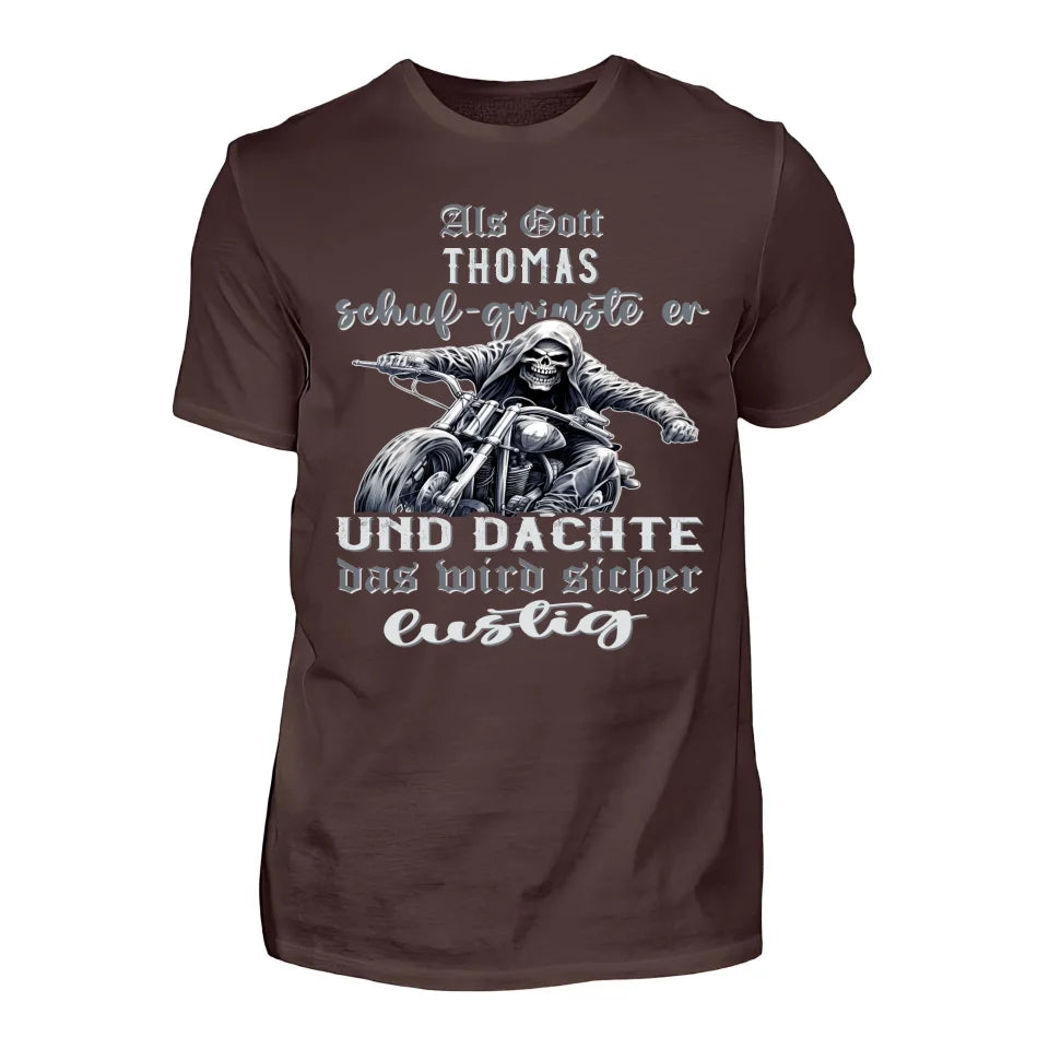 Ein mit Namen personalisierbares Biker T-Shirt für Motorradfahrer von Wingbikers mit dem Aufdruck, Als Gott mich schuf grinste er und dachte, das wird sicher lustig! - in braun. 