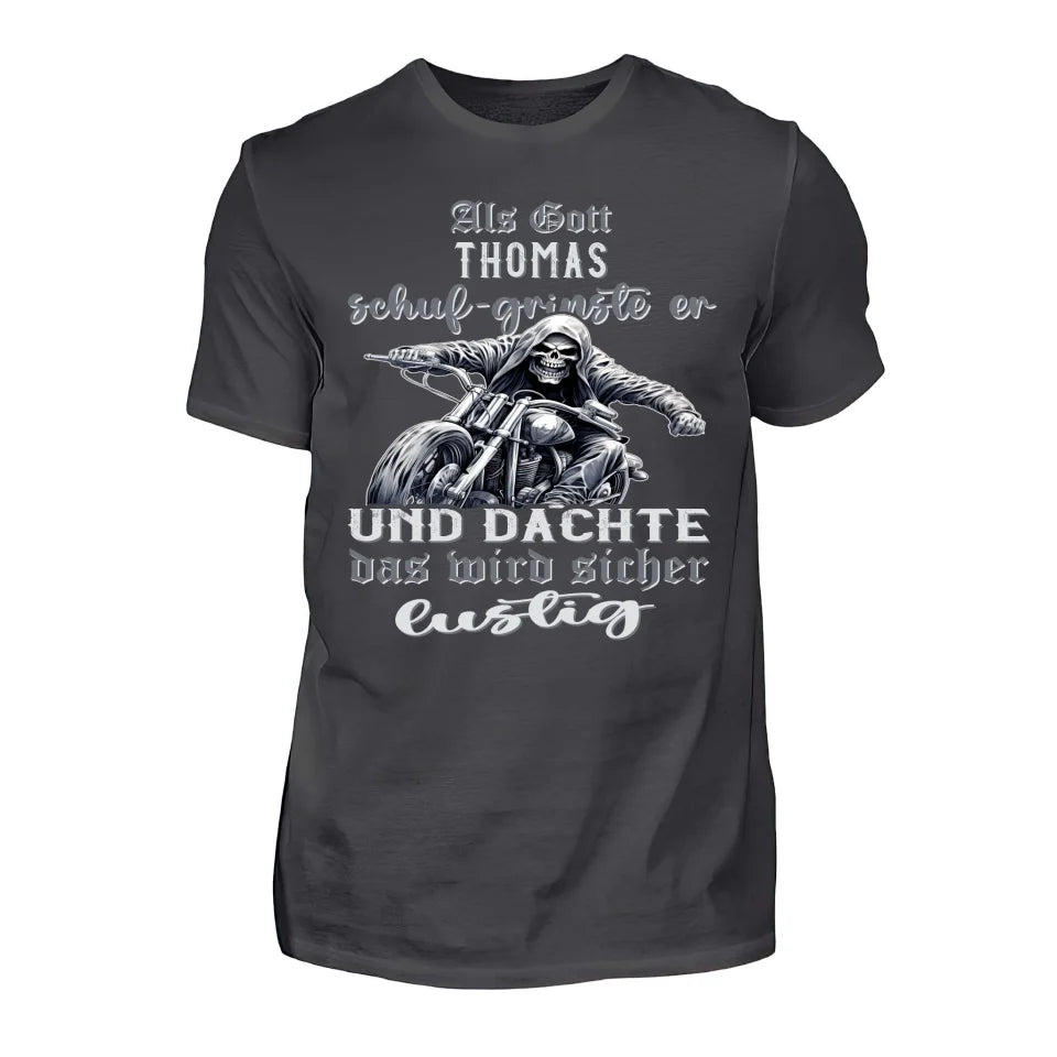 Ein mit Namen personalisierbares Biker T-Shirt für Motorradfahrer von Wingbikers mit dem Aufdruck, Als Gott mich schuf grinste er und dachte, das wird sicher lustig! - in dunkelgrau. 